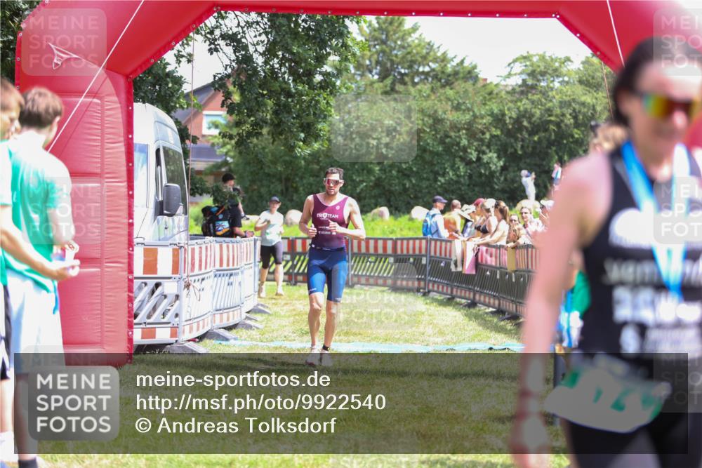 21.06.2026 - 29. Vierlanden-Triathlon Andreas Tolksdorf http://msf.ph/oto/9922540 21.06.2026 13:54:24 Ziel 905, 1048 meine-sportfotos.de