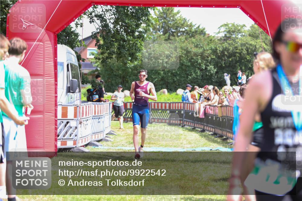 21.06.2026 - 29. Vierlanden-Triathlon Andreas Tolksdorf http://msf.ph/oto/9922542 21.06.2026 13:54:24 Ziel 905, 1048 meine-sportfotos.de