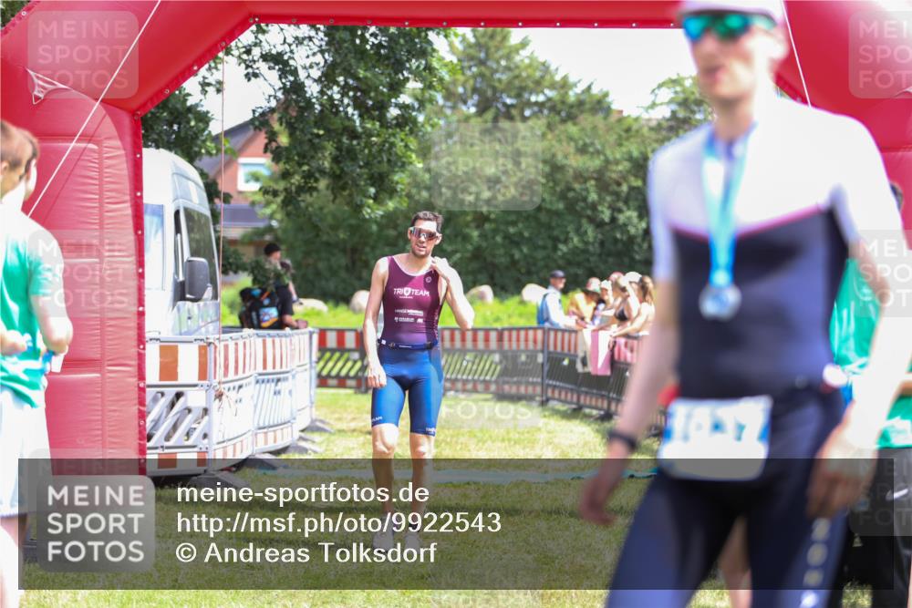 21.06.2026 - 29. Vierlanden-Triathlon Andreas Tolksdorf http://msf.ph/oto/9922543 21.06.2026 13:54:25 Ziel 905, 1048 meine-sportfotos.de