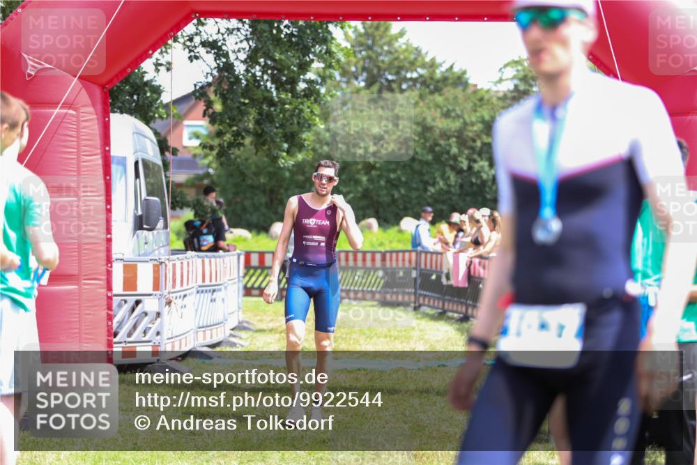 21.06.2026 - 29. Vierlanden-Triathlon Andreas Tolksdorf http://msf.ph/oto/9922544 21.06.2026 13:54:25 Ziel 905, 1048 meine-sportfotos.de