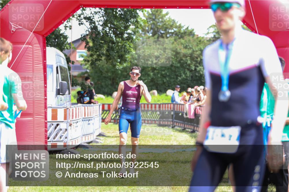 21.06.2026 - 29. Vierlanden-Triathlon Andreas Tolksdorf http://msf.ph/oto/9922545 21.06.2026 13:54:26 Ziel 905, 1048 meine-sportfotos.de
