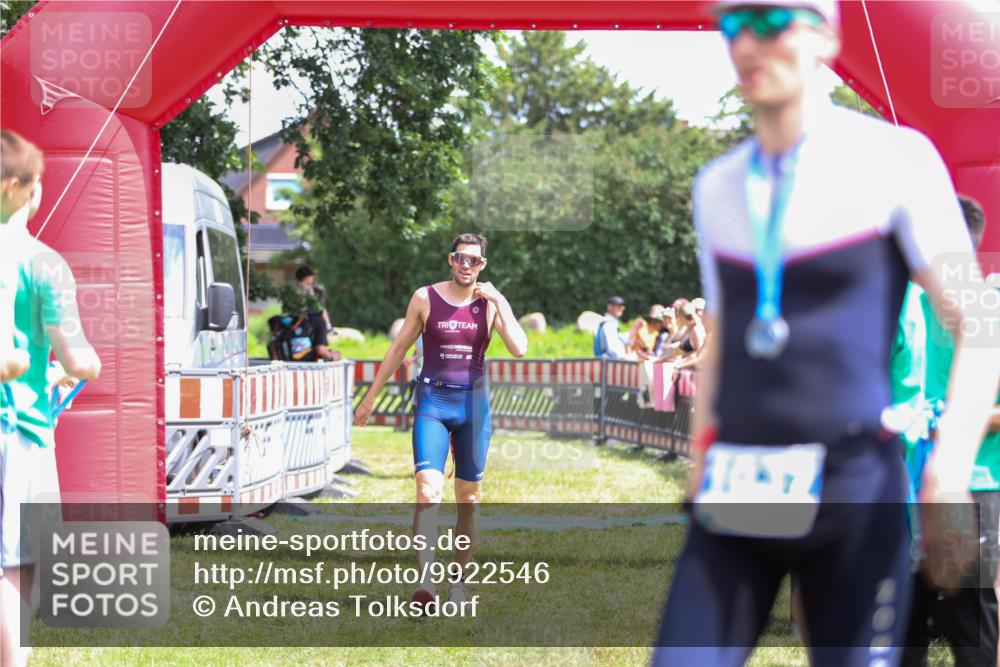 21.06.2026 - 29. Vierlanden-Triathlon Andreas Tolksdorf http://msf.ph/oto/9922546 21.06.2026 13:54:26 Ziel 905, 1048 meine-sportfotos.de