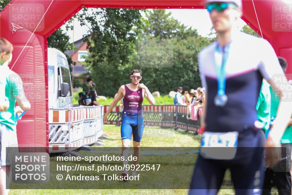 21.06.2026 - 29. Vierlanden-Triathlon Andreas Tolksdorf http://msf.ph/oto/9922547 21.06.2026 13:54:26 Ziel 905, 1048 meine-sportfotos.de