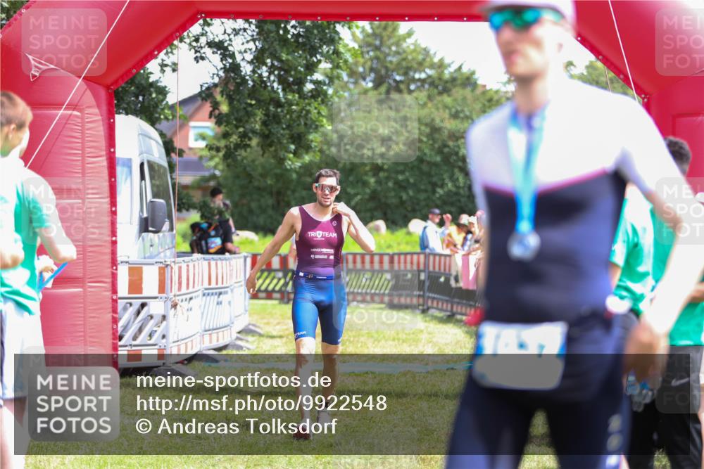 21.06.2026 - 29. Vierlanden-Triathlon Andreas Tolksdorf http://msf.ph/oto/9922548 21.06.2026 13:54:26 Ziel 905, 1048 meine-sportfotos.de