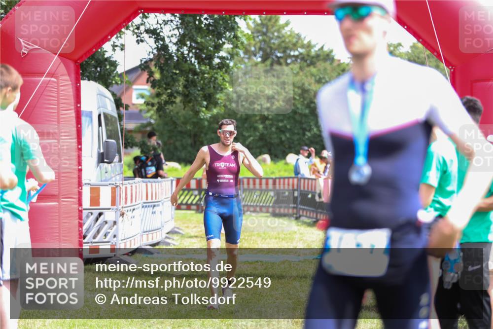 21.06.2026 - 29. Vierlanden-Triathlon Andreas Tolksdorf http://msf.ph/oto/9922549 21.06.2026 13:54:26 Ziel 905, 1048 meine-sportfotos.de