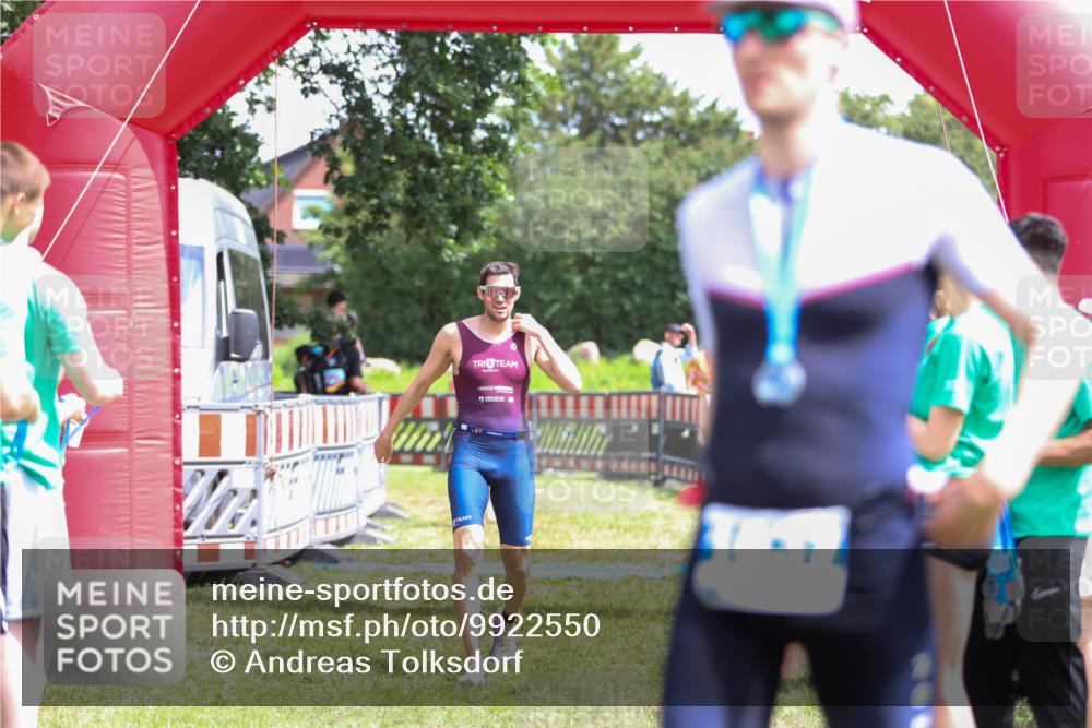 21.06.2026 - 29. Vierlanden-Triathlon Andreas Tolksdorf http://msf.ph/oto/9922550 21.06.2026 13:54:26 Ziel 905, 1048 meine-sportfotos.de