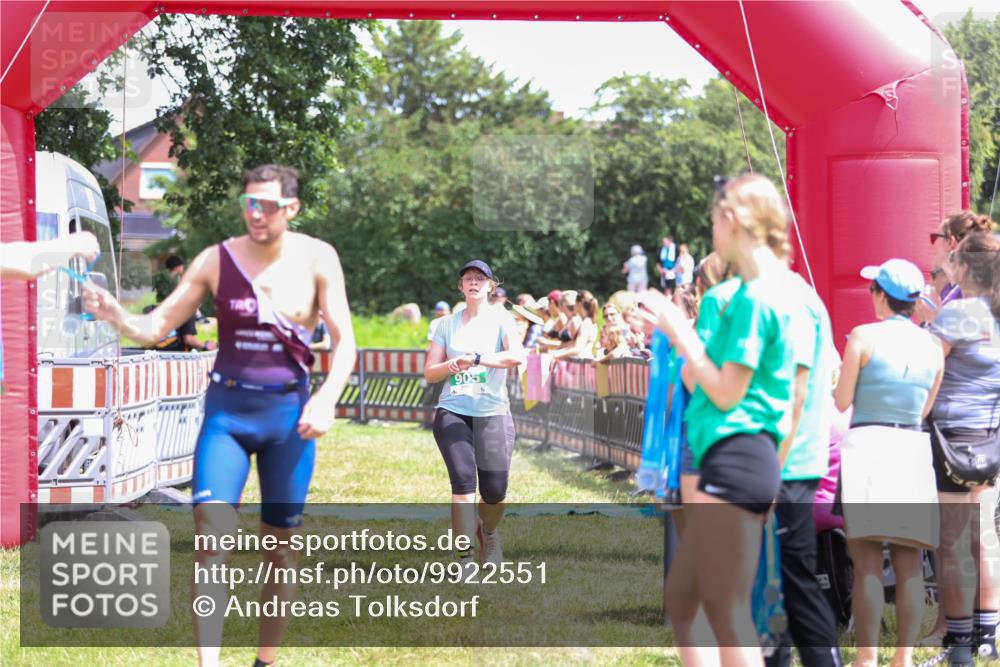 21.06.2026 - 29. Vierlanden-Triathlon Andreas Tolksdorf http://msf.ph/oto/9922551 21.06.2026 13:54:29 Ziel 905, 1067 meine-sportfotos.de
