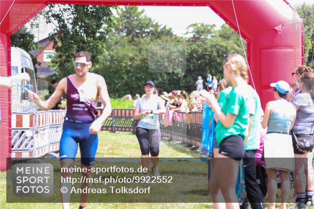 21.06.2026 - 29. Vierlanden-Triathlon Andreas Tolksdorf http://msf.ph/oto/9922552 21.06.2026 13:54:29 Ziel 905, 1067 meine-sportfotos.de