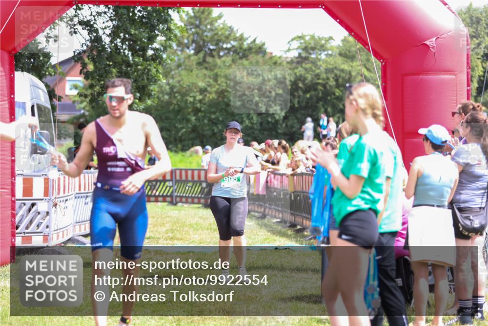 21.06.2026 - 29. Vierlanden-Triathlon Andreas Tolksdorf http://msf.ph/oto/9922554 21.06.2026 13:54:29 Ziel 905, 1067 meine-sportfotos.de
