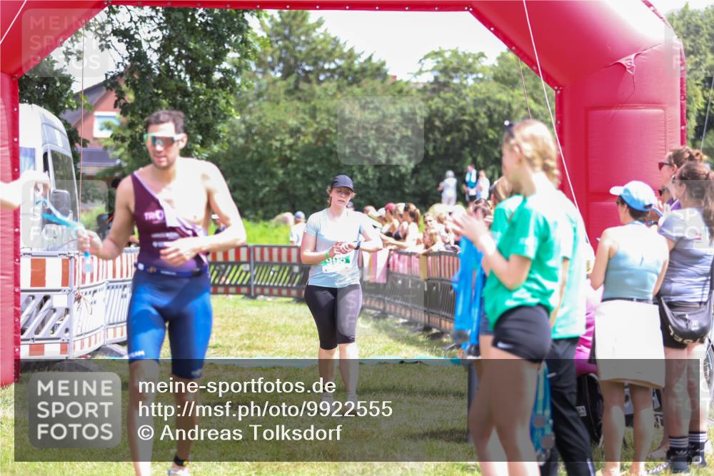 21.06.2026 - 29. Vierlanden-Triathlon Andreas Tolksdorf http://msf.ph/oto/9922555 21.06.2026 13:54:29 Ziel 905, 1067 meine-sportfotos.de