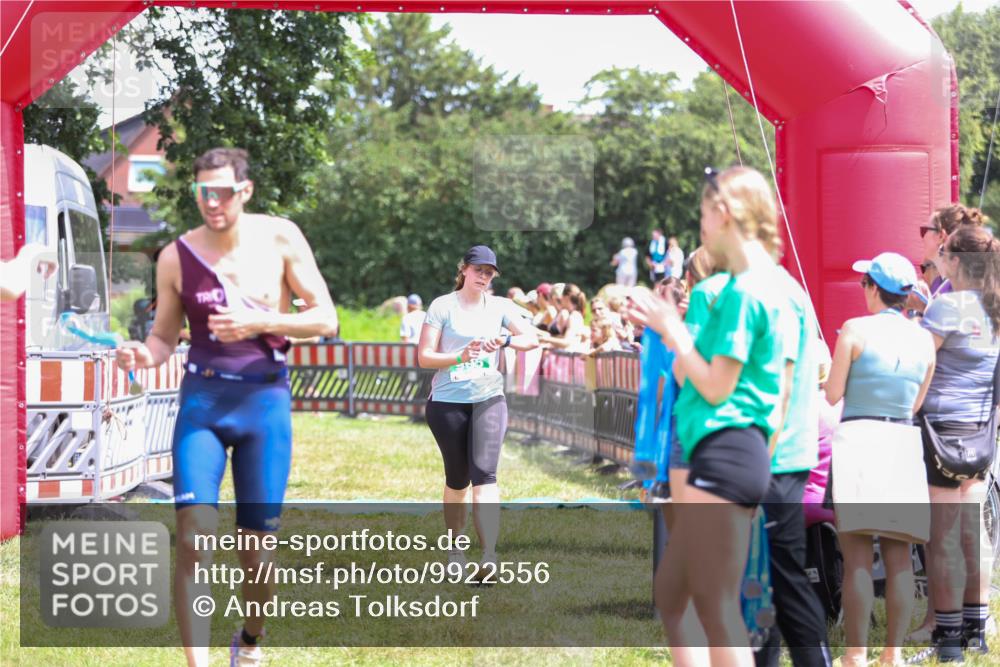 21.06.2026 - 29. Vierlanden-Triathlon Andreas Tolksdorf http://msf.ph/oto/9922556 21.06.2026 13:54:30 Ziel 905, 1067 meine-sportfotos.de