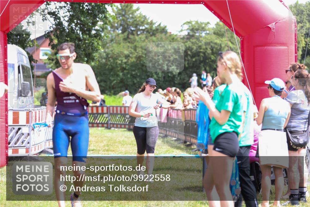 21.06.2026 - 29. Vierlanden-Triathlon Andreas Tolksdorf http://msf.ph/oto/9922558 21.06.2026 13:54:30 Ziel 905, 1067 meine-sportfotos.de