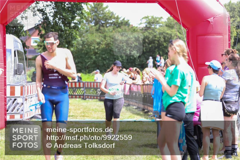 21.06.2026 - 29. Vierlanden-Triathlon Andreas Tolksdorf http://msf.ph/oto/9922559 21.06.2026 13:54:30 Ziel 905, 1067 meine-sportfotos.de