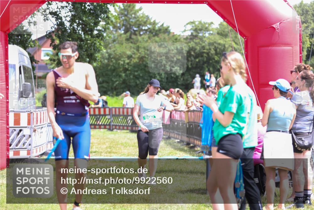 21.06.2026 - 29. Vierlanden-Triathlon Andreas Tolksdorf http://msf.ph/oto/9922560 21.06.2026 13:54:30 Ziel 905, 1067 meine-sportfotos.de
