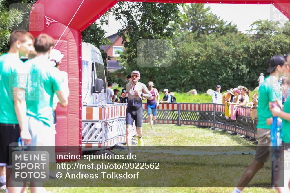 21.06.2026 - 29. Vierlanden-Triathlon Andreas Tolksdorf http://msf.ph/oto/9922562 21.06.2026 13:54:39 Ziel 1042, 1067 meine-sportfotos.de