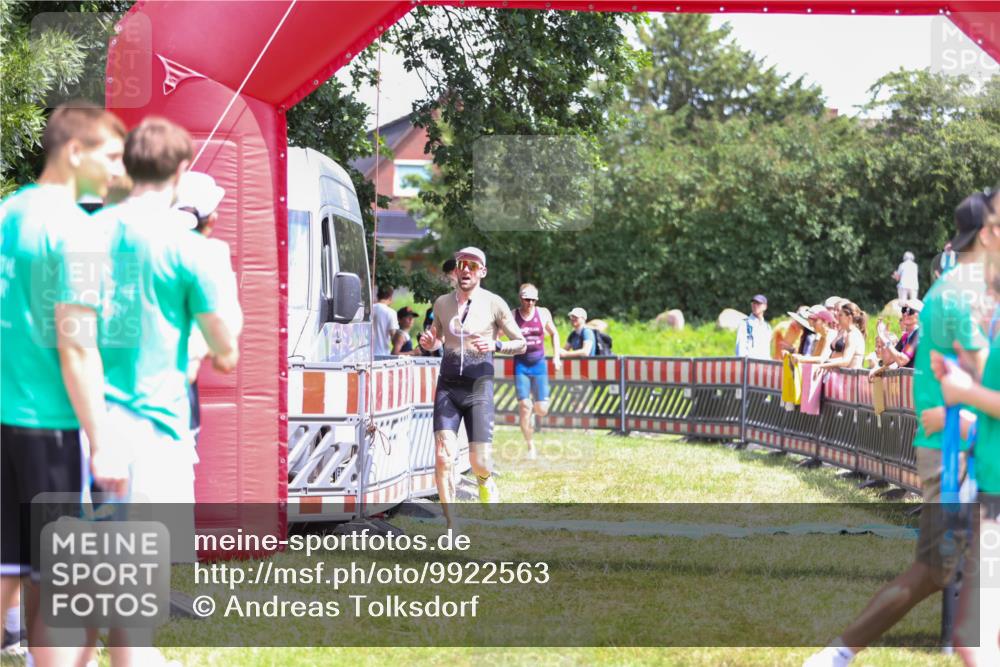 21.06.2026 - 29. Vierlanden-Triathlon Andreas Tolksdorf http://msf.ph/oto/9922563 21.06.2026 13:54:39 Ziel 1042, 1067 meine-sportfotos.de