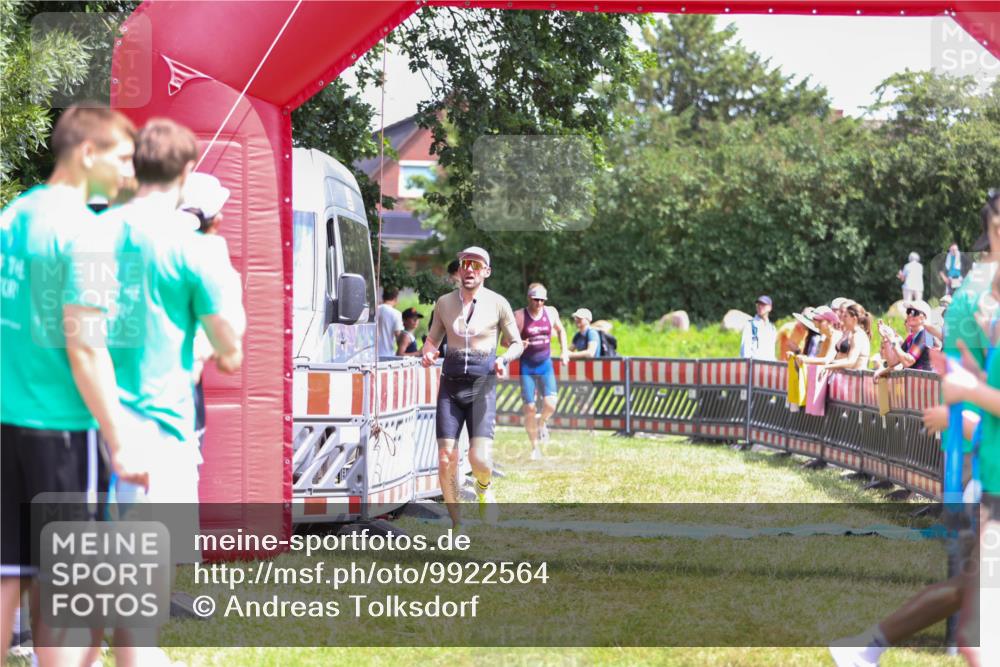 21.06.2026 - 29. Vierlanden-Triathlon Andreas Tolksdorf http://msf.ph/oto/9922564 21.06.2026 13:54:39 Ziel 1042, 1067 meine-sportfotos.de