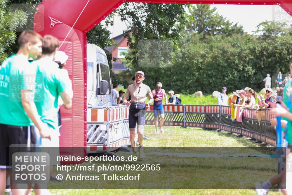 21.06.2026 - 29. Vierlanden-Triathlon Andreas Tolksdorf http://msf.ph/oto/9922565 21.06.2026 13:54:39 Ziel 1042, 1067 meine-sportfotos.de