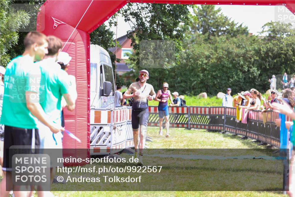 21.06.2026 - 29. Vierlanden-Triathlon Andreas Tolksdorf http://msf.ph/oto/9922567 21.06.2026 13:54:39 Ziel 1042, 1067 meine-sportfotos.de