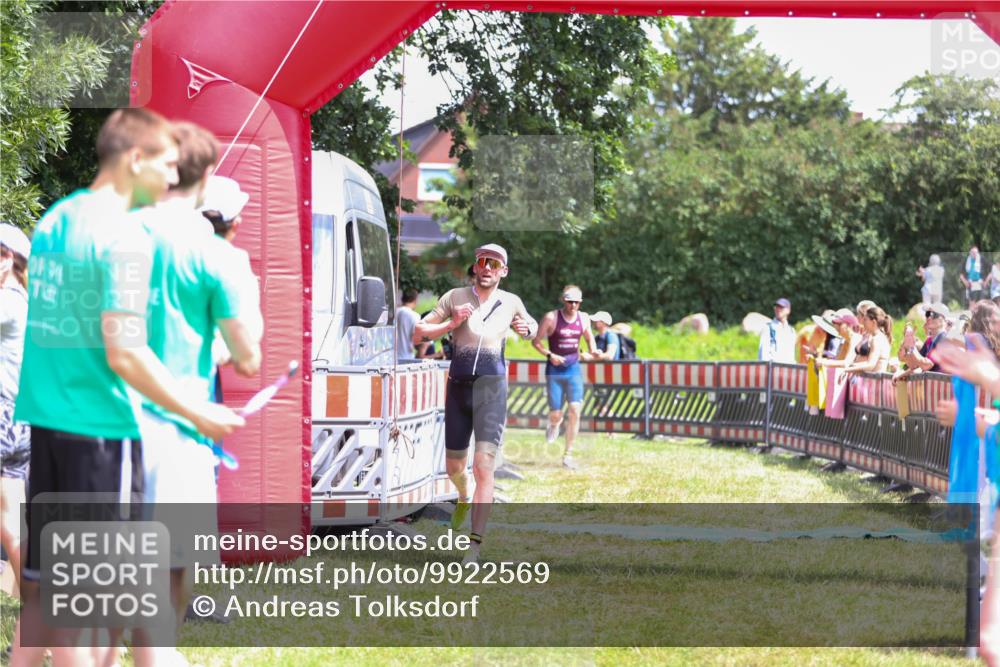 21.06.2026 - 29. Vierlanden-Triathlon Andreas Tolksdorf http://msf.ph/oto/9922569 21.06.2026 13:54:39 Ziel 1042, 1067 meine-sportfotos.de