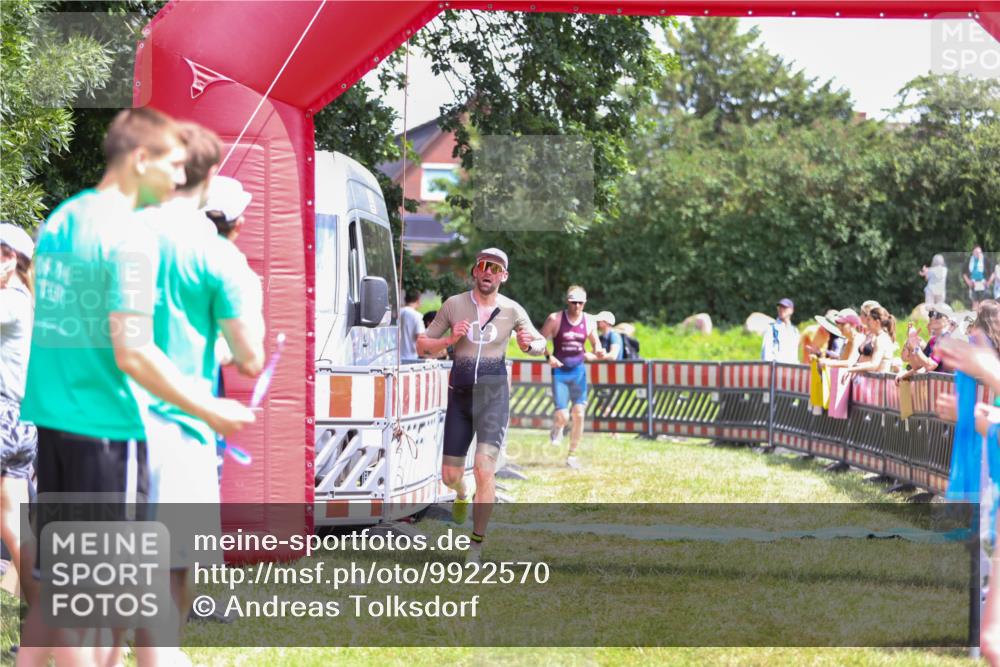 21.06.2026 - 29. Vierlanden-Triathlon Andreas Tolksdorf http://msf.ph/oto/9922570 21.06.2026 13:54:39 Ziel 1042, 1067 meine-sportfotos.de