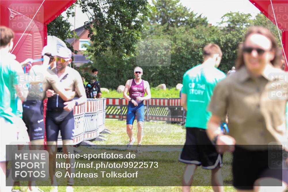 21.06.2026 - 29. Vierlanden-Triathlon Andreas Tolksdorf http://msf.ph/oto/9922573 21.06.2026 13:54:43 Ziel 1042, 1067, 1085 meine-sportfotos.de