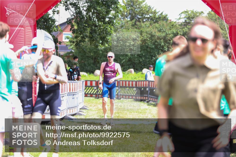 21.06.2026 - 29. Vierlanden-Triathlon Andreas Tolksdorf http://msf.ph/oto/9922575 21.06.2026 13:54:43 Ziel 1042, 1067, 1085 meine-sportfotos.de