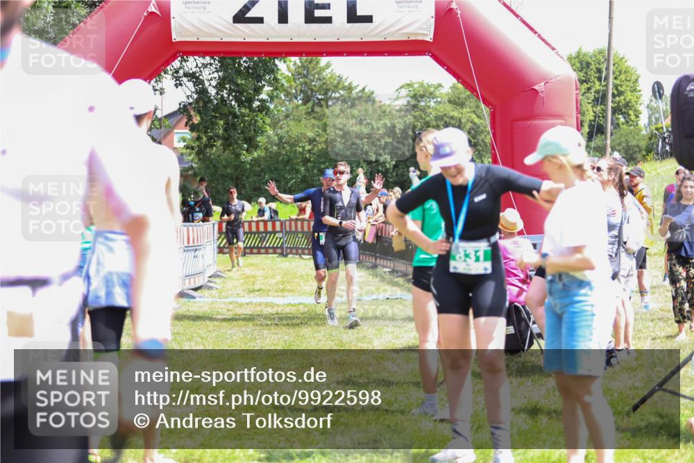 21.06.2026 - 29. Vierlanden-Triathlon Andreas Tolksdorf http://msf.ph/oto/9922598 21.06.2026 13:55:13 Ziel 816, 1025, 1035 meine-sportfotos.de