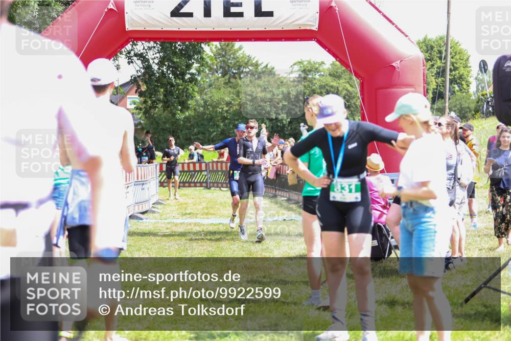 21.06.2026 - 29. Vierlanden-Triathlon Andreas Tolksdorf http://msf.ph/oto/9922599 21.06.2026 13:55:13 Ziel 816, 1025, 1035 meine-sportfotos.de