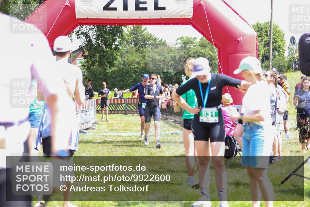 21.06.2026 - 29. Vierlanden-Triathlon Andreas Tolksdorf http://msf.ph/oto/9922600 21.06.2026 13:55:13 Ziel 816, 1025, 1035 meine-sportfotos.de