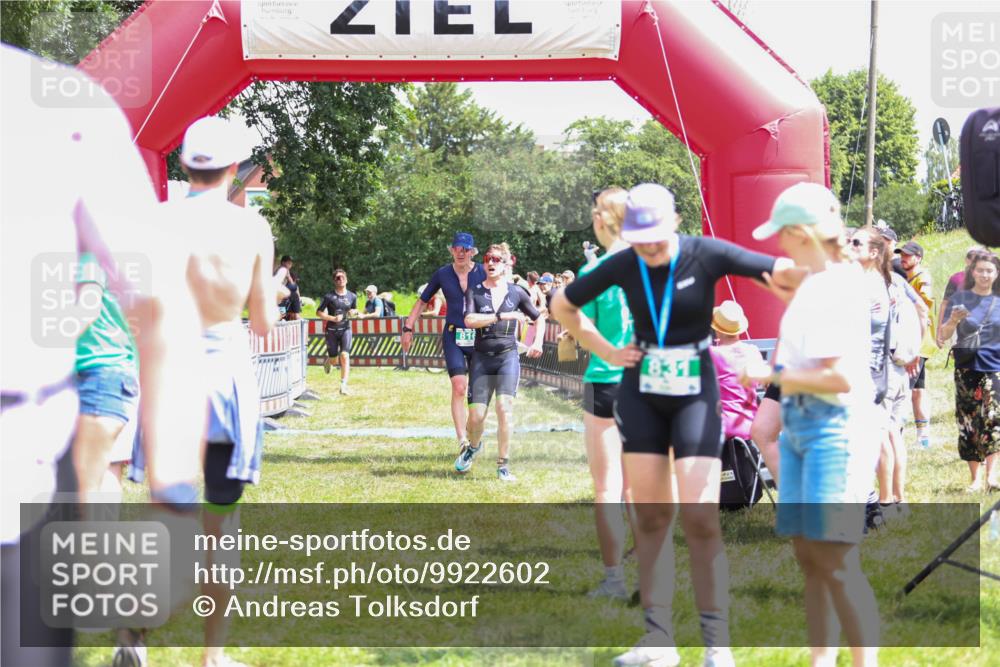 21.06.2026 - 29. Vierlanden-Triathlon Andreas Tolksdorf http://msf.ph/oto/9922602 21.06.2026 13:55:14 Ziel 816, 1025, 1035 meine-sportfotos.de