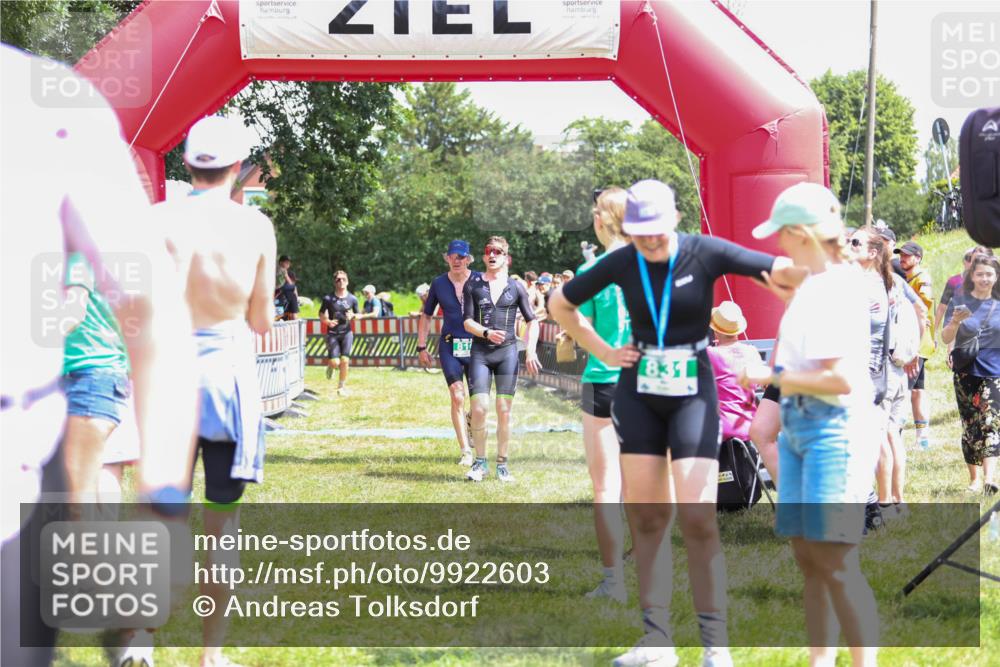 21.06.2026 - 29. Vierlanden-Triathlon Andreas Tolksdorf http://msf.ph/oto/9922603 21.06.2026 13:55:14 Ziel 816, 1025, 1035 meine-sportfotos.de