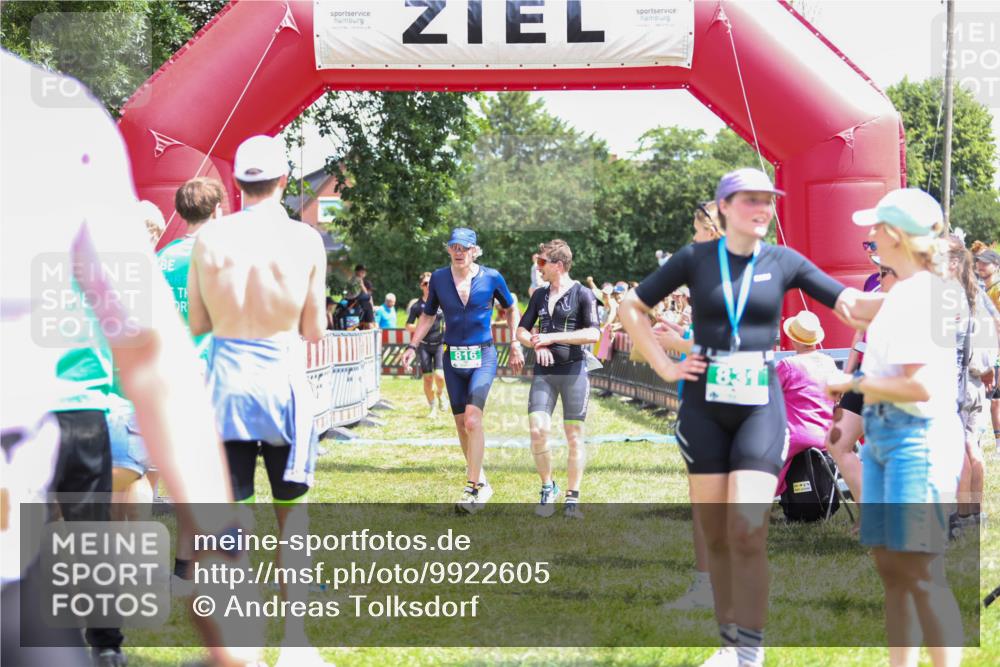 21.06.2026 - 29. Vierlanden-Triathlon Andreas Tolksdorf http://msf.ph/oto/9922605 21.06.2026 13:55:15 Ziel 816, 1025, 1035 meine-sportfotos.de