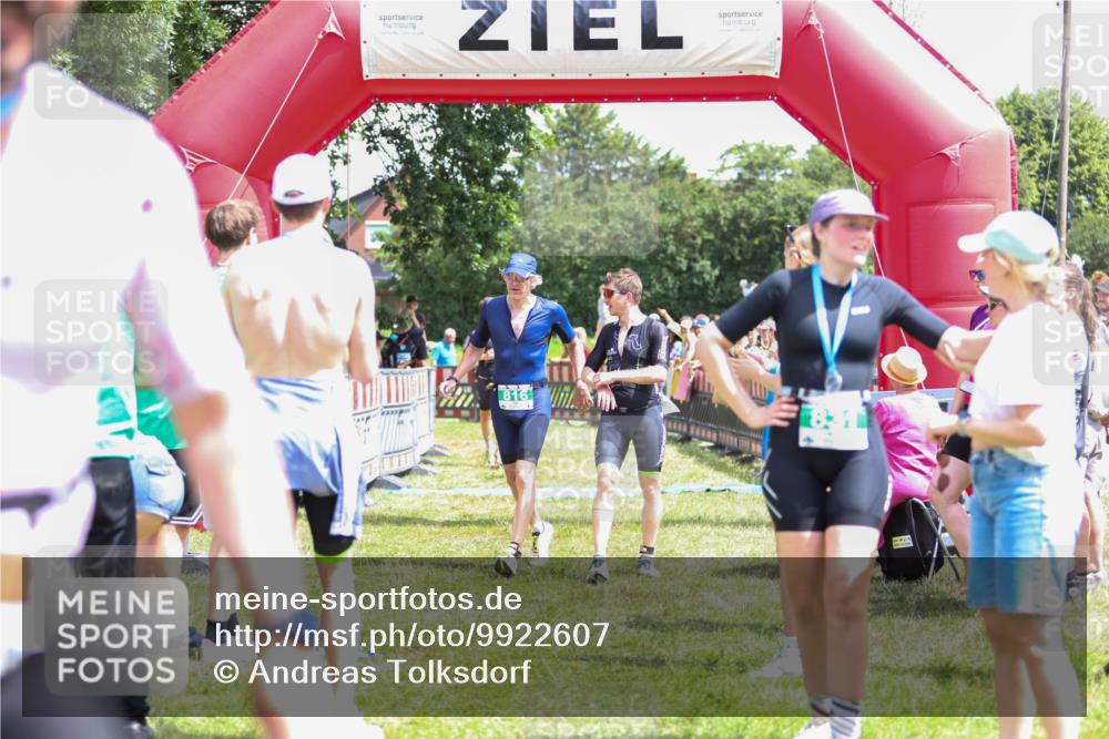 21.06.2026 - 29. Vierlanden-Triathlon Andreas Tolksdorf http://msf.ph/oto/9922607 21.06.2026 13:55:15 Ziel 816, 1025, 1035 meine-sportfotos.de