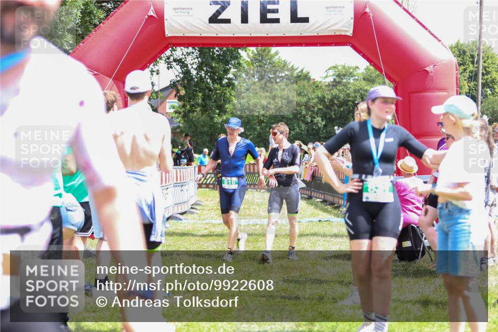 21.06.2026 - 29. Vierlanden-Triathlon Andreas Tolksdorf http://msf.ph/oto/9922608 21.06.2026 13:55:15 Ziel 816, 1025, 1035 meine-sportfotos.de