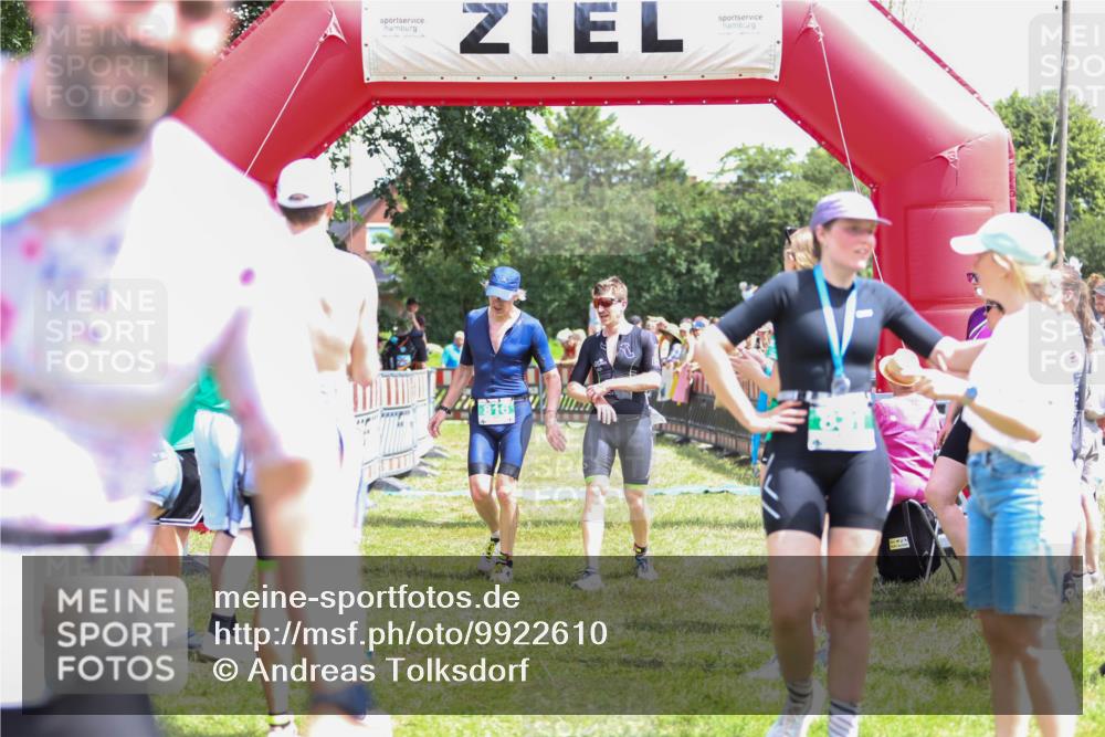 21.06.2026 - 29. Vierlanden-Triathlon Andreas Tolksdorf http://msf.ph/oto/9922610 21.06.2026 13:55:15 Ziel 816, 1025, 1035 meine-sportfotos.de