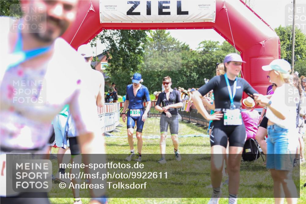 21.06.2026 - 29. Vierlanden-Triathlon Andreas Tolksdorf http://msf.ph/oto/9922611 21.06.2026 13:55:15 Ziel 816, 1025, 1035 meine-sportfotos.de