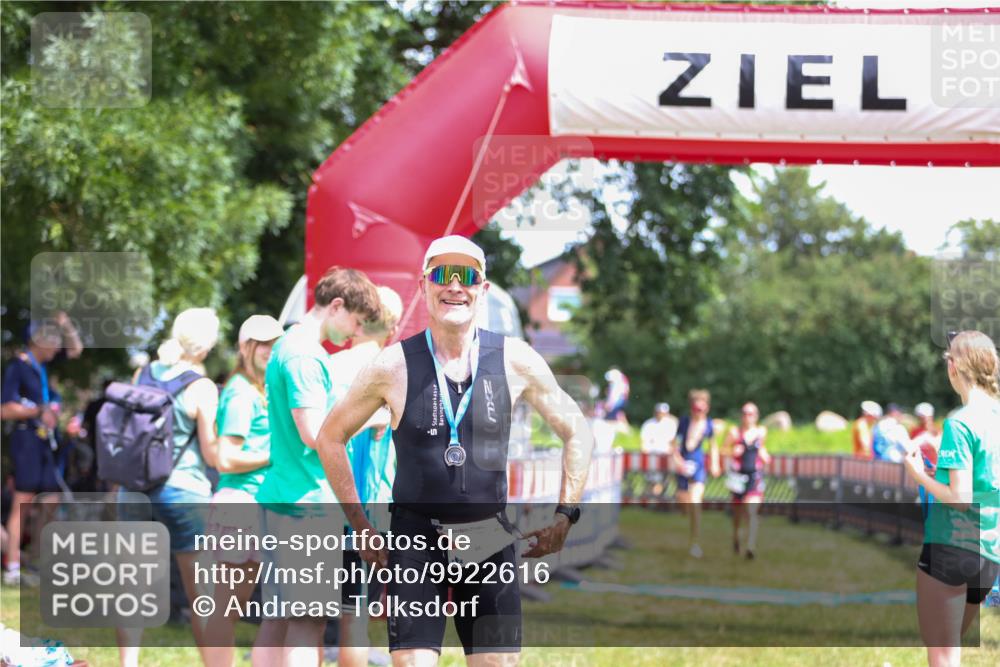 21.06.2026 - 29. Vierlanden-Triathlon Andreas Tolksdorf http://msf.ph/oto/9922616 21.06.2026 13:59:21 Ziel 260, 847, 890, 1058 meine-sportfotos.de