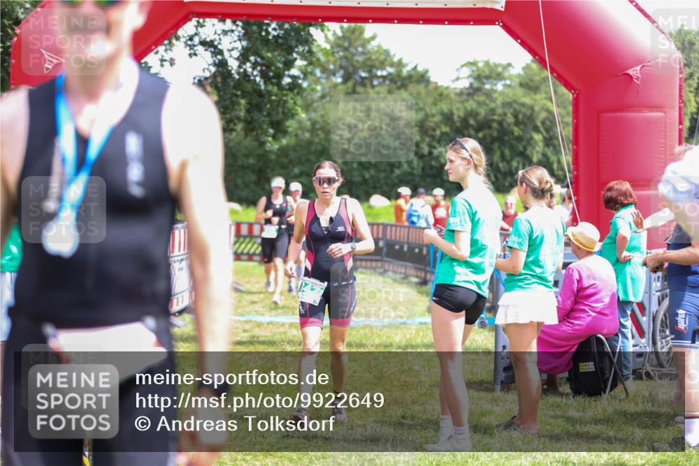 21.06.2026 - 29. Vierlanden-Triathlon Andreas Tolksdorf http://msf.ph/oto/9922649 21.06.2026 13:59:26 Ziel 260, 847, 890, 1058 meine-sportfotos.de
