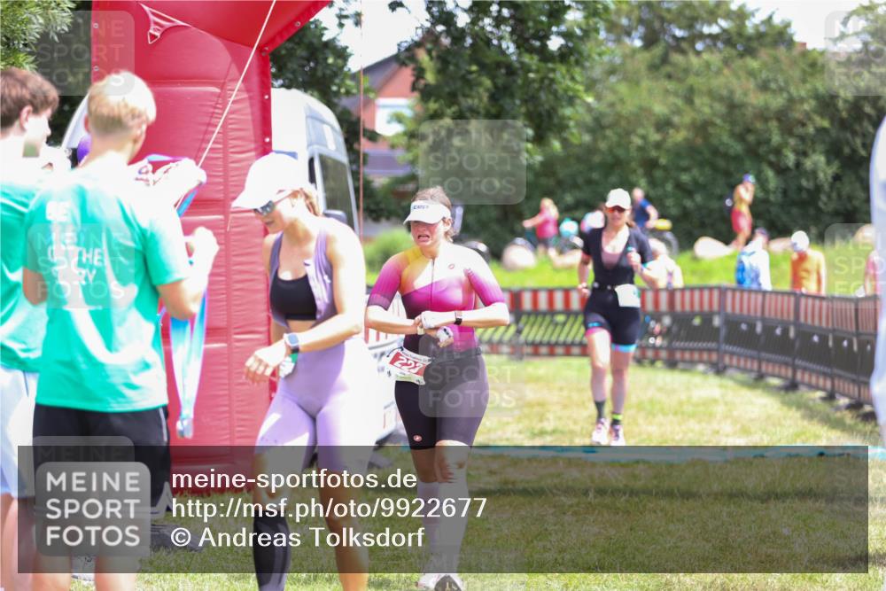 21.06.2026 - 29. Vierlanden-Triathlon Andreas Tolksdorf http://msf.ph/oto/9922677 21.06.2026 14:00:20 Ziel 223, 883, 1091 meine-sportfotos.de