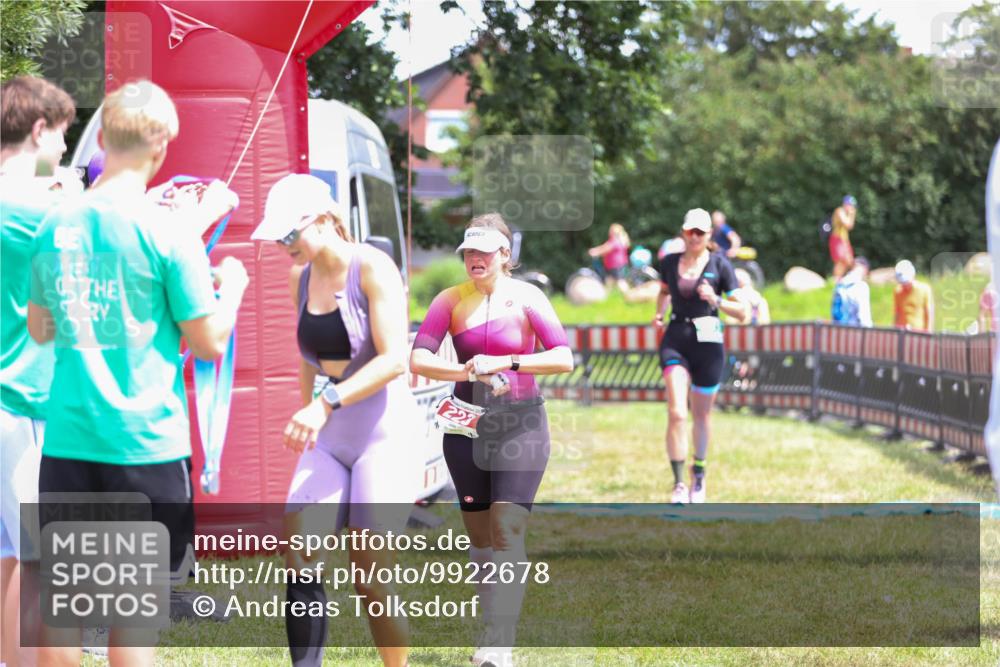 21.06.2026 - 29. Vierlanden-Triathlon Andreas Tolksdorf http://msf.ph/oto/9922678 21.06.2026 14:00:20 Ziel 223, 883, 1091 meine-sportfotos.de