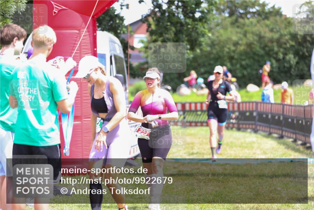 21.06.2026 - 29. Vierlanden-Triathlon Andreas Tolksdorf http://msf.ph/oto/9922679 21.06.2026 14:00:20 Ziel 223, 883, 1091 meine-sportfotos.de