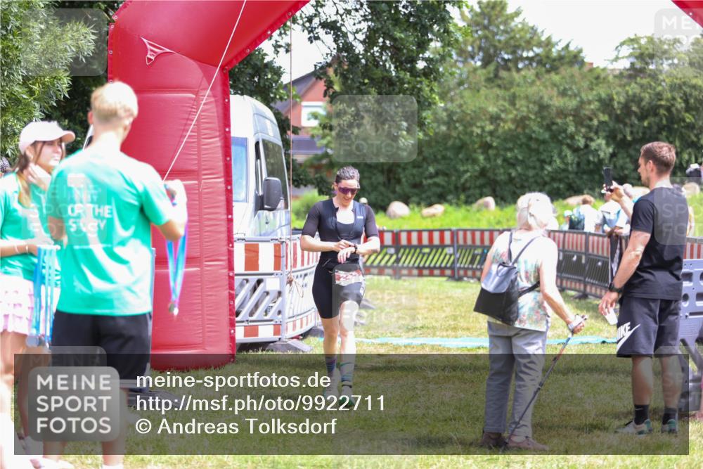 21.06.2026 - 29. Vierlanden-Triathlon Andreas Tolksdorf http://msf.ph/oto/9922711 21.06.2026 14:01:09 Ziel 245 meine-sportfotos.de