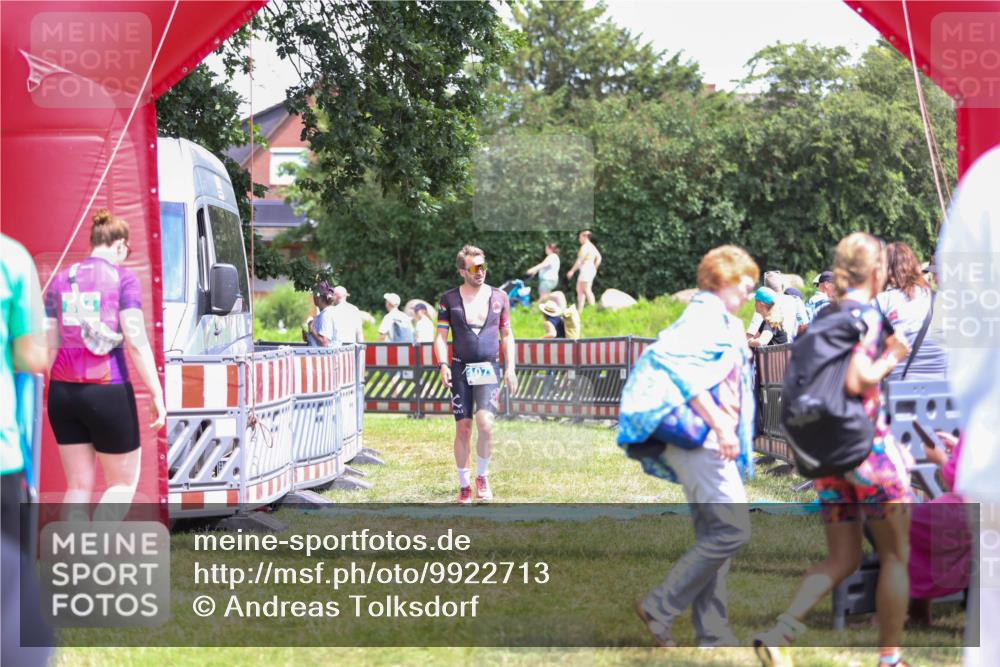 21.06.2026 - 29. Vierlanden-Triathlon Andreas Tolksdorf http://msf.ph/oto/9922713 21.06.2026 14:01:27 Ziel 1077 meine-sportfotos.de