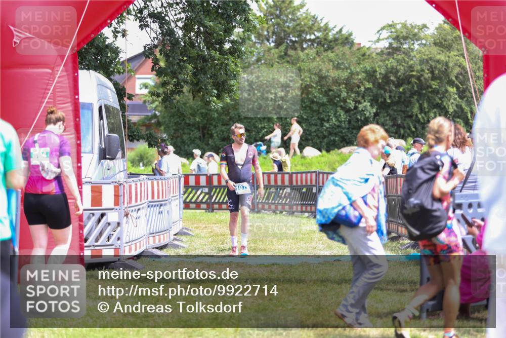 21.06.2026 - 29. Vierlanden-Triathlon Andreas Tolksdorf http://msf.ph/oto/9922714 21.06.2026 14:01:27 Ziel 1077 meine-sportfotos.de