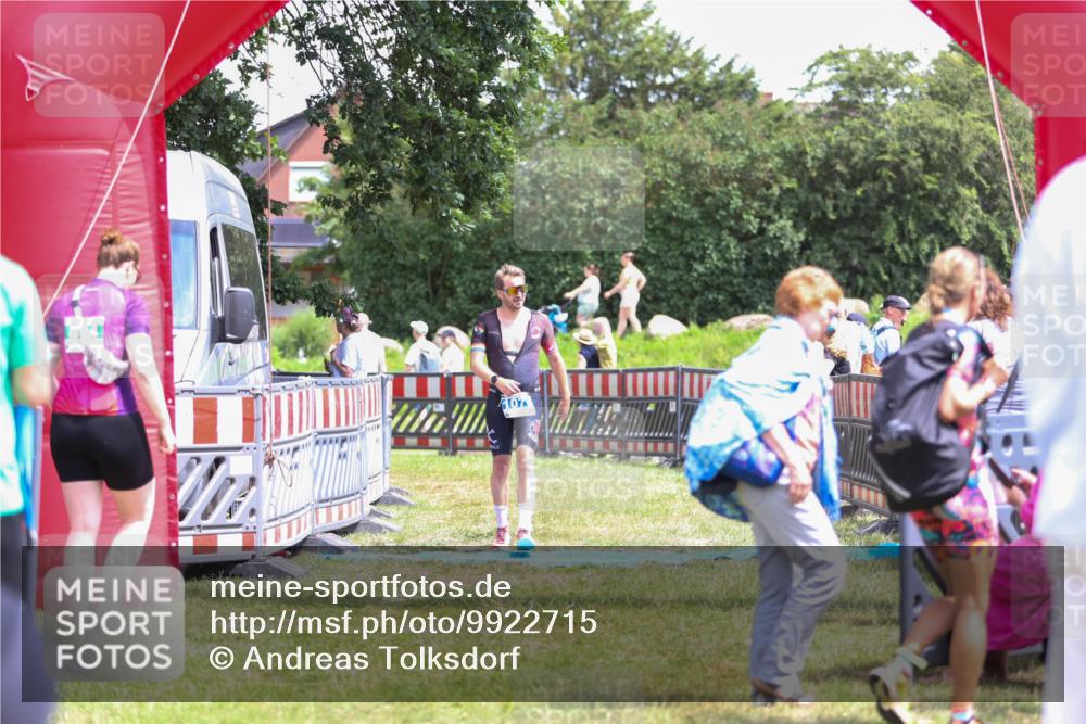 21.06.2026 - 29. Vierlanden-Triathlon Andreas Tolksdorf http://msf.ph/oto/9922715 21.06.2026 14:01:27 Ziel 1077 meine-sportfotos.de