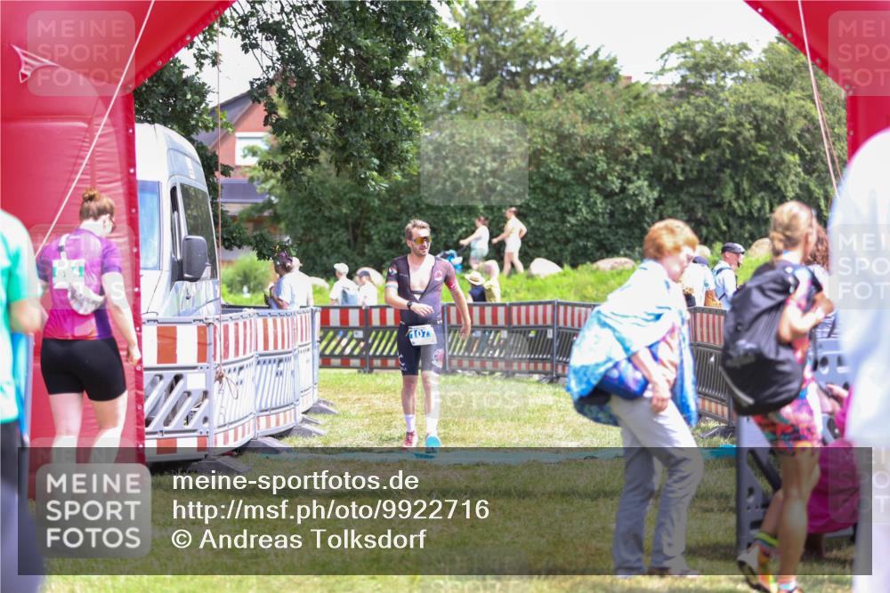 21.06.2026 - 29. Vierlanden-Triathlon Andreas Tolksdorf http://msf.ph/oto/9922716 21.06.2026 14:01:27 Ziel 1077 meine-sportfotos.de