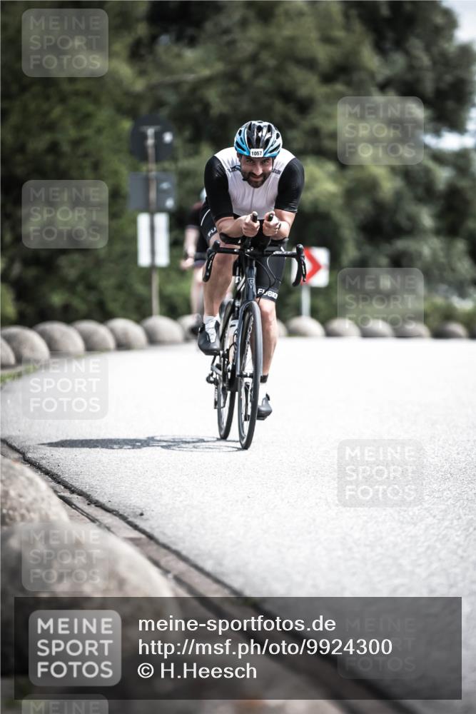 21.06.2026 - 29. Vierlanden-Triathlon H.Heesch http://msf.ph/oto/9924300 21.06.2026 13:08:12 Radfahren 1057, 10 meine-sportfotos.de