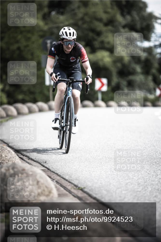 21.06.2026 - 29. Vierlanden-Triathlon H.Heesch http://msf.ph/oto/9924523 21.06.2026 13:15:30 Radfahren 1111 meine-sportfotos.de