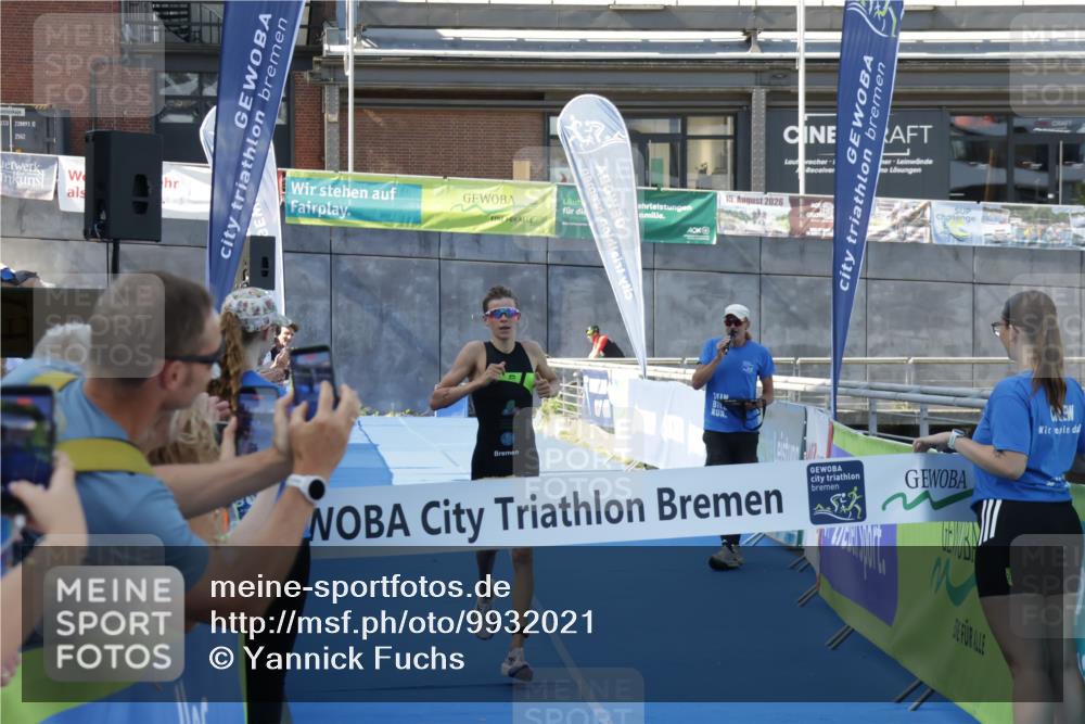 09.08.2026 - GEWOBA Citytriathlon Bremen Yannick Fuchs http://msf.ph/oto/9932021 09.08.2026 10:58:10 Ziel 365 meine-sportfotos.de